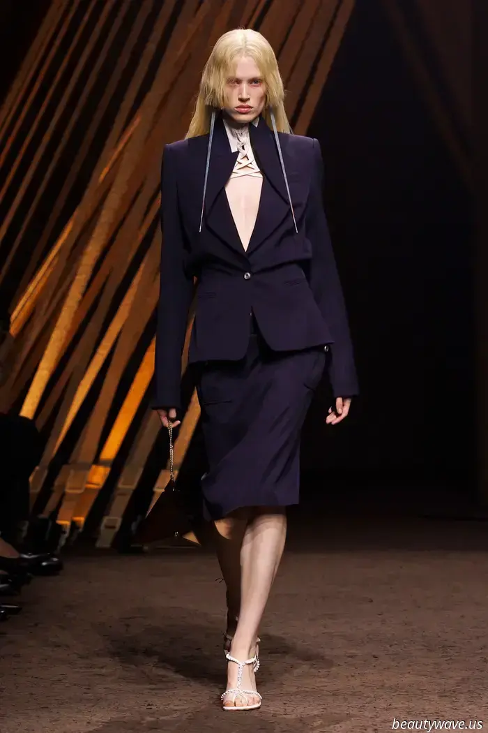 Korsetts, Fransen und jede Menge tiefsitzende Hosen: Alexander McQueen interpretiert die Uniform neu
