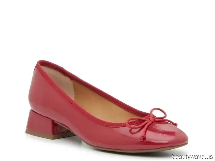 Los tacones negros están bien, pero la gente de moda sabe que este color de zapato se ve mucho más elegante con cada básico del armario.