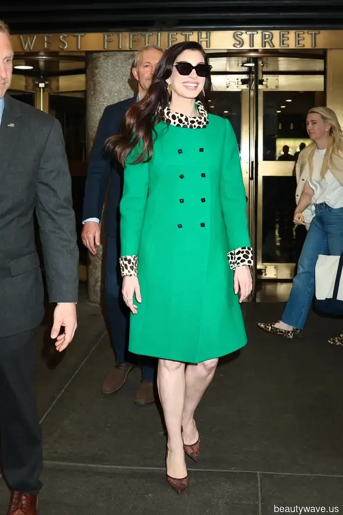 El vestuario de la gira de Anne Hathaway para El diablo viste a la moda 2 se centra en los momentos fuera de servicio.