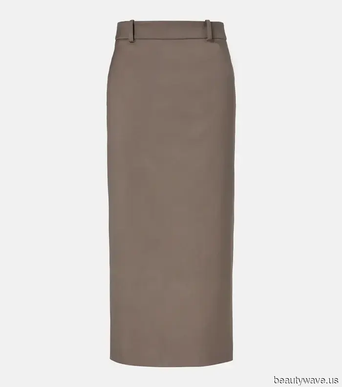 Neither Black nor White—This is the Stylish Neutral Color Combination That People in Paris Are Wearing