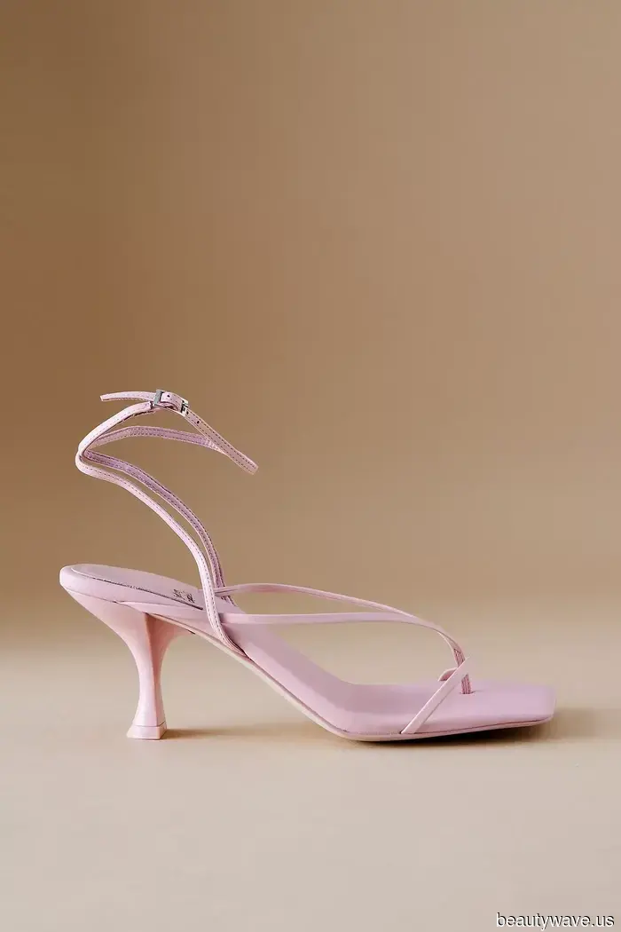 Ich dachte, ich hasse die Mode der 2000er, aber diese Retro-Sandalen-Trends sind tatsächlich schick.