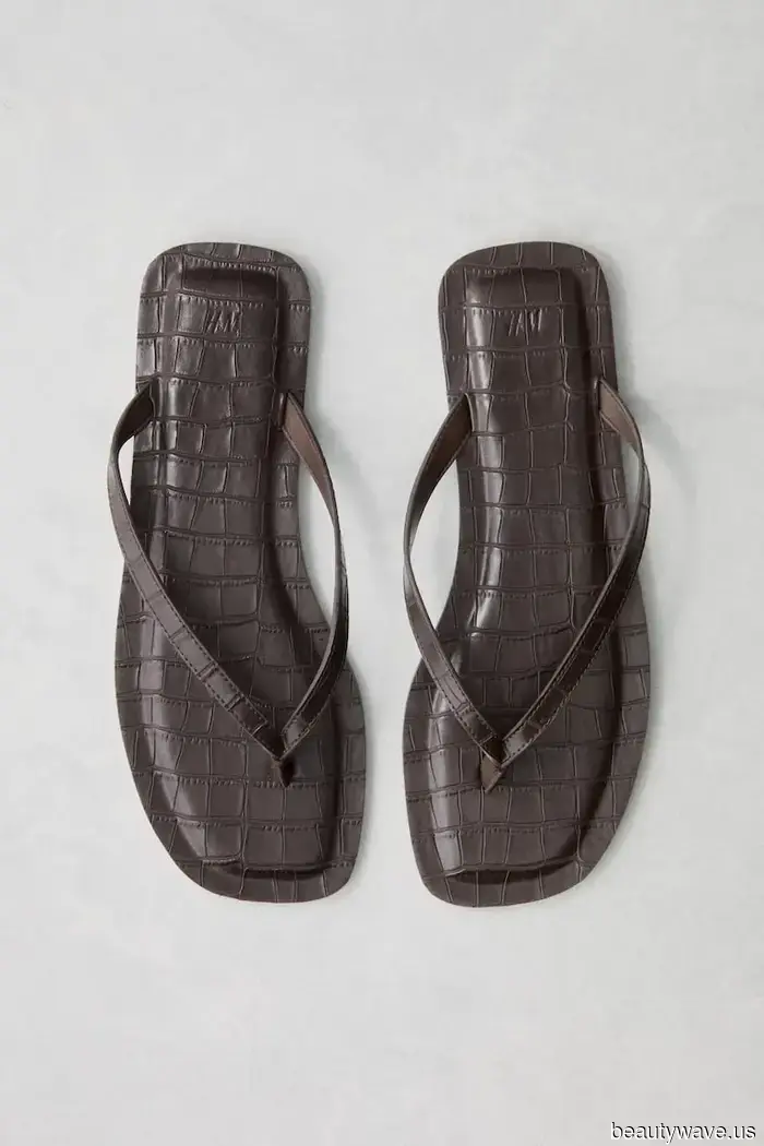 In New York gesichtet: Der Nicht-Weiße Kleid-Trend, den Modeleute nonstop mit Flip-Flops tragen