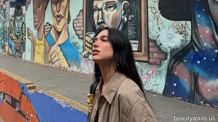 Esta es la forma de la chica it de llevar un vestido elegante durante el día.