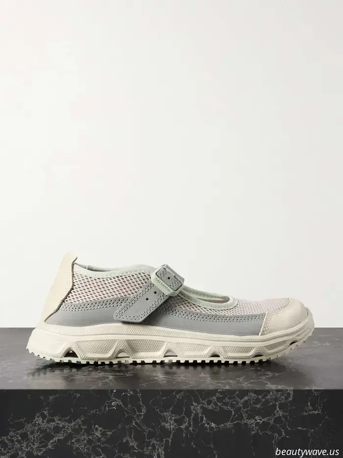 Der nicht-weiße Sneaker-Farbtrend, den Models gerade mit Leggings und Jeans tragen.