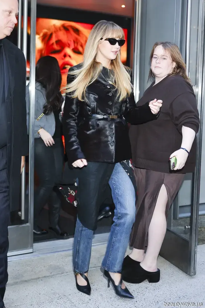 I'll be able to tell you're a fashion enthusiast if I spot you wearing jeans like *this* in 2025.