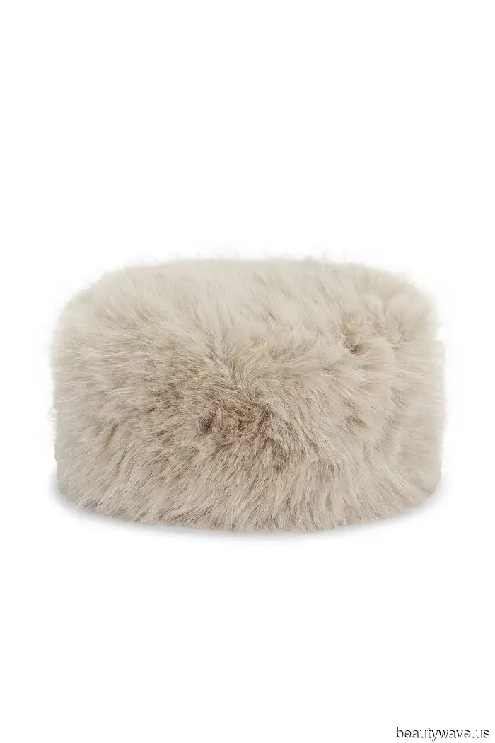 I noticed people sporting this scarf trend on the Upper East Side, so I decided to join in.