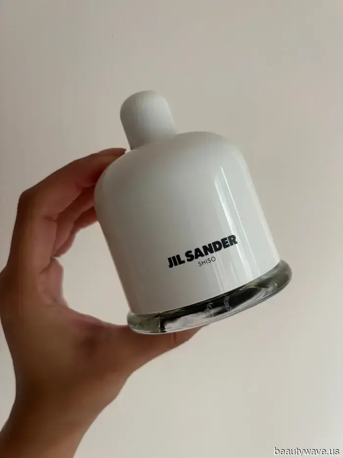 Fidati di me, i profumi amari sono la tendenza di fragranza più sofisticata di quest'estate.