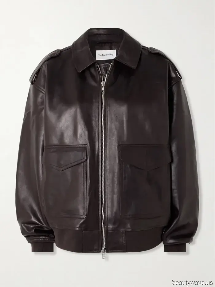 Certo, le giacche di pelle nere sono senza tempo, ma tutti nel mondo della moda stanno optando per questo colore più chic invece.