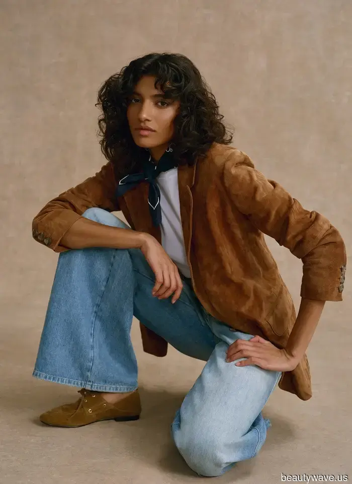 Indeed, loafers pair nicely with trousers, but Parisians understand that they look even more stylish with jeans—these outfits illustrate that perfectly.