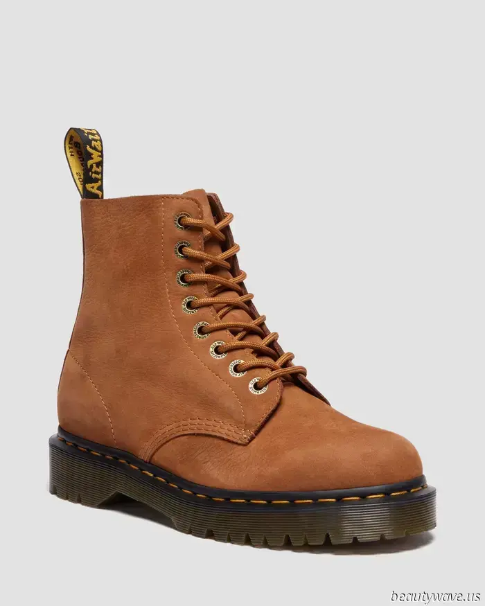 Una persona della Gen Z esperta di moda mi ha appena detto di evitare i semplici mocassini e di privilegiare invece questa elegante tendenza per l'autunno.