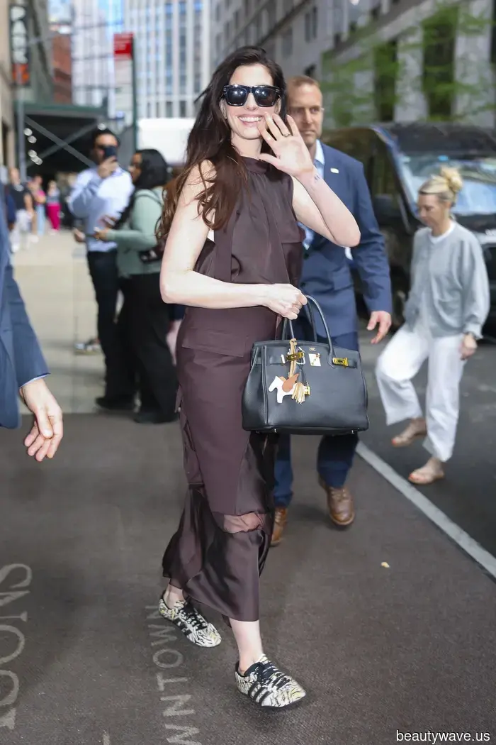 El vestuario de la gira de Anne Hathaway para El diablo viste de Prada 2 se centra en los momentos fuera de servicio.