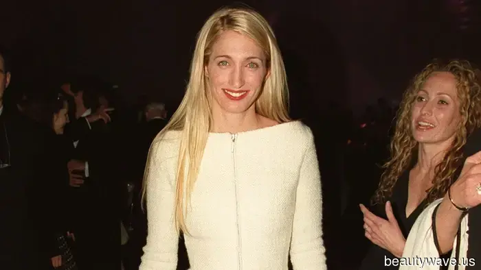 Gwyneth Paltrow hat gerade Carolyn Bessette Kennedy kanalisiert, aber ihre Sandalen aus den 90ern gegen *diesen* Schuhtrend getauscht.