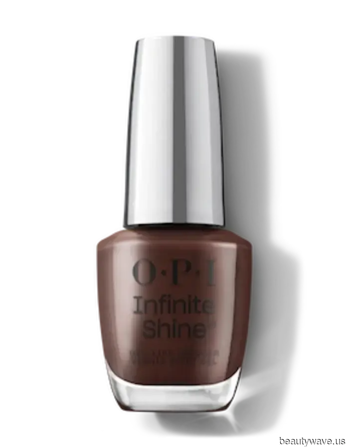 Algunos colores de uñas de otoño se sienten cansados, así que estoy eligiendo una de estas 4 alternativas atemporales para mi próxima manicura.