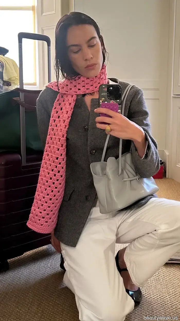 Alexa y Elsa acaban de llevar el próximo bolso de diseñador de invierno, y en la tendencia de color innovadora de la temporada.