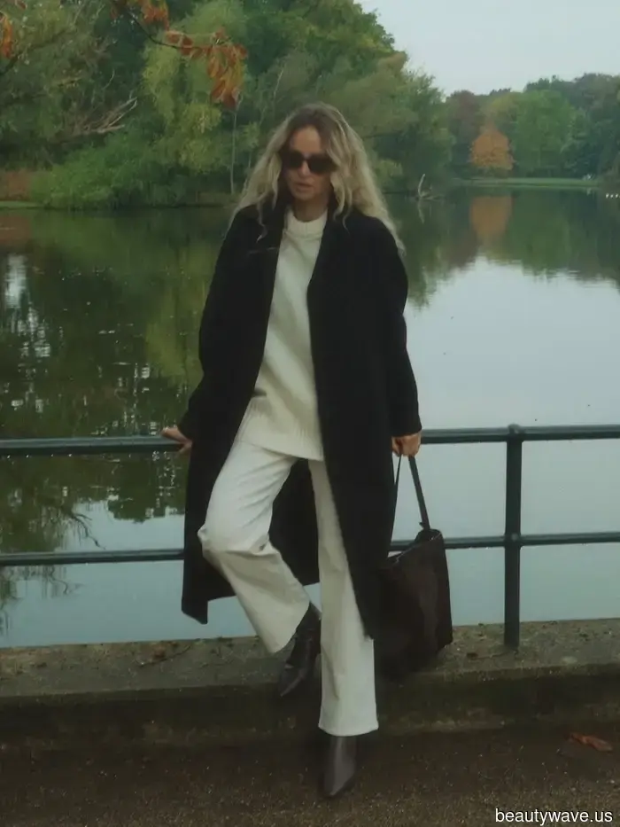 Ovunque guardo, le persone di moda indossano jeans con uno di questi 5 colori di maglieria.