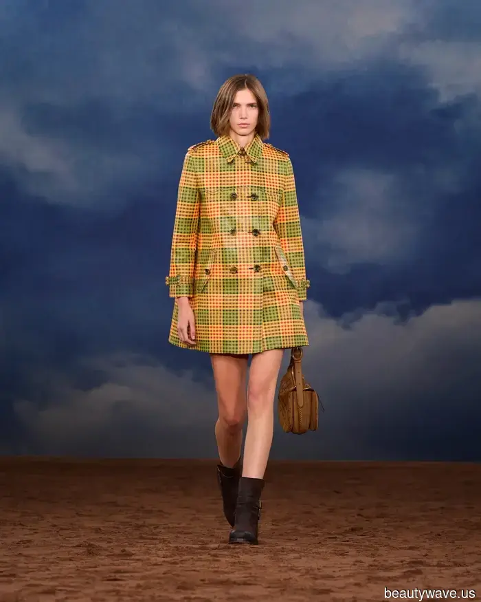La nuova estetica della primavera 2026 è il vestire glamour da festival musicale, secondo Burberry.