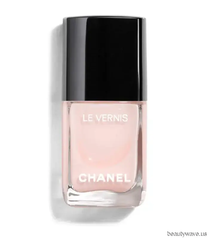 Según Tastemakers, el color más chic para llevar en los pies es nada en absoluto.