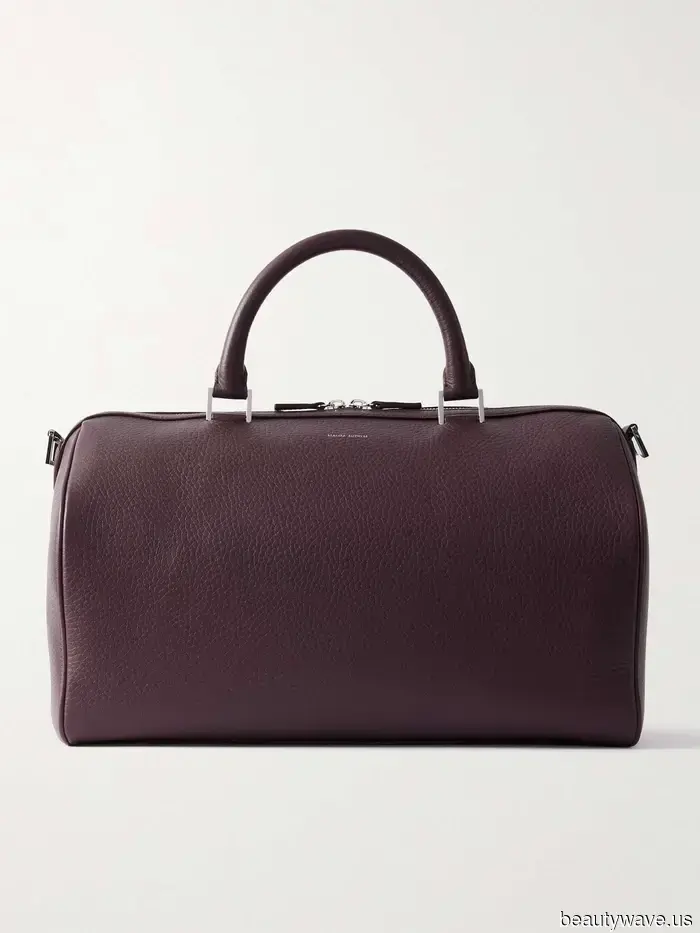 You possess classic taste if you are sporting this elegant handbag design.