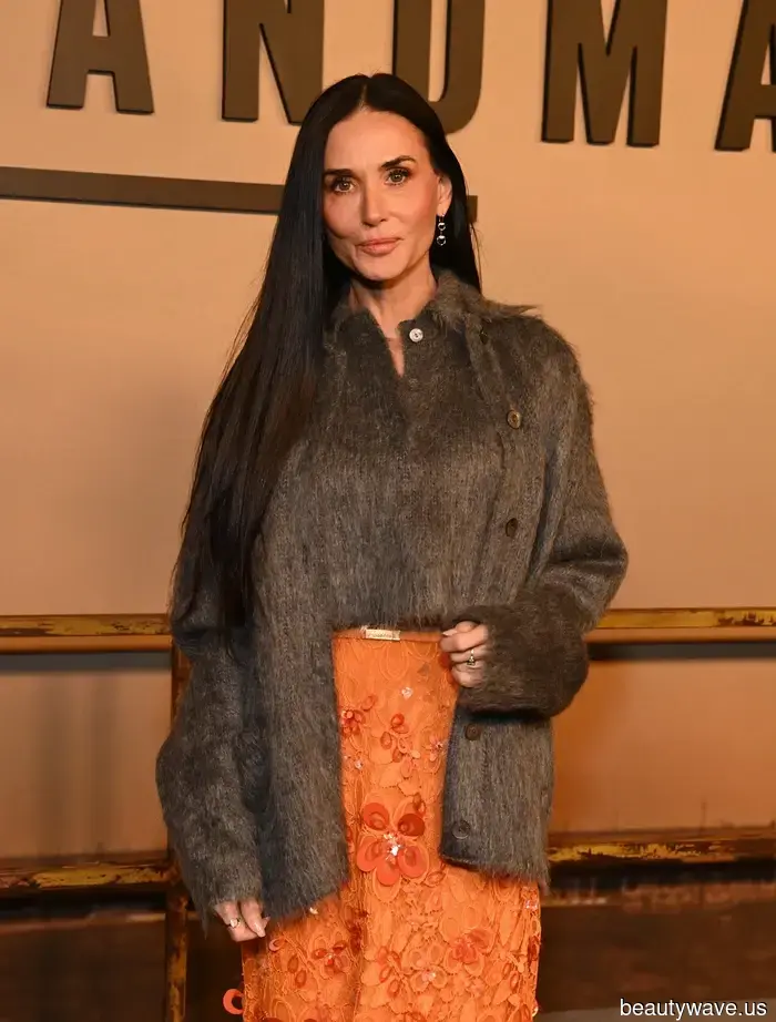 Il segreto è svelato: Demi Moore ha indossato l'unica tendenza di colore che rende il grigio emozionante.