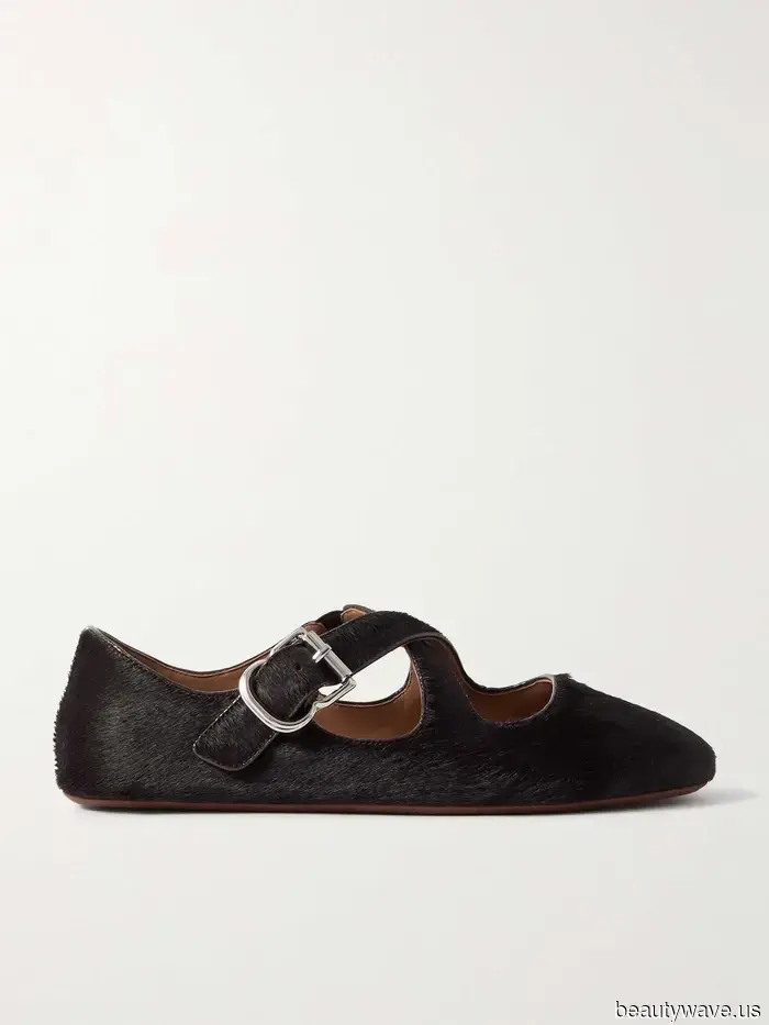 A Parigi, le donne più chic indossano uno di questi abbinamenti tra scarpe basse e pantaloni cropped.