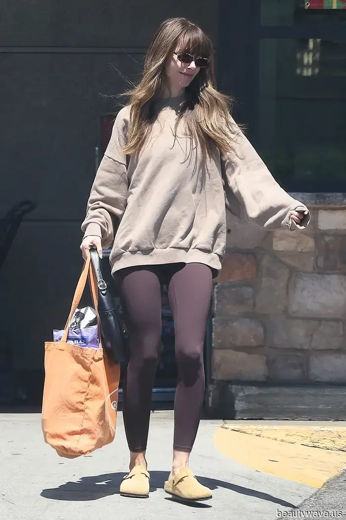 It's Official: The Flat-Shoe Trend to Pair with the Most Popular Legging Color of Fall 2025.