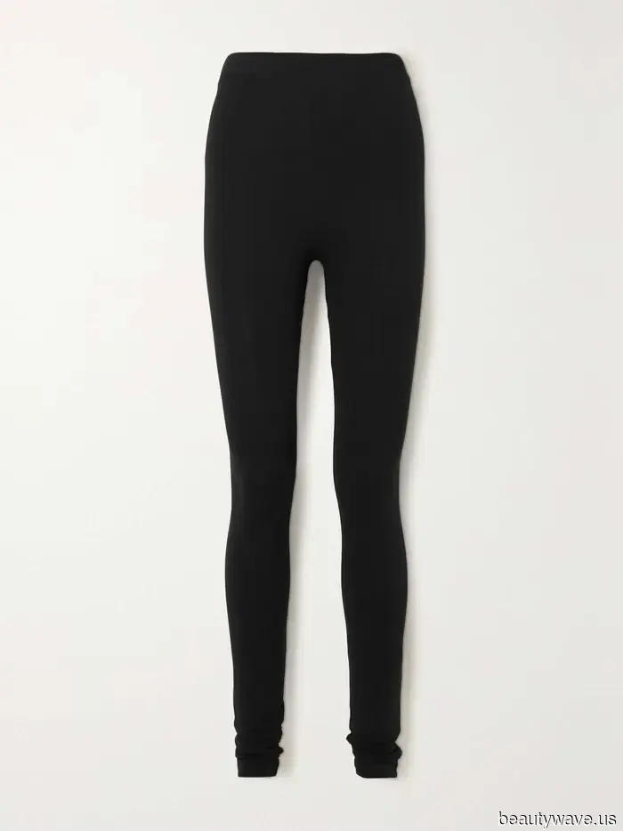 Skip the jeans—this cut and color of leggings always look better with trainers.