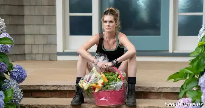 Review: ‘Sirens’ Is the Wild Summer Series We Crave Following ‘The White Lotus’