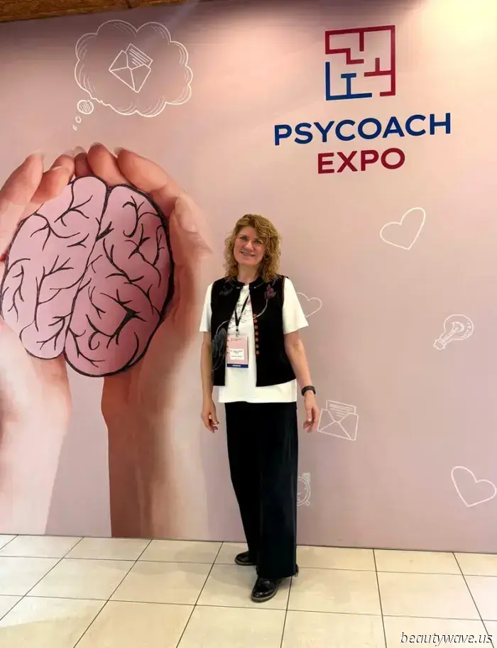 Alena Savyuk presentó su método UQ en la exposición PSYCOACH EXPO 2025 en Moscú.