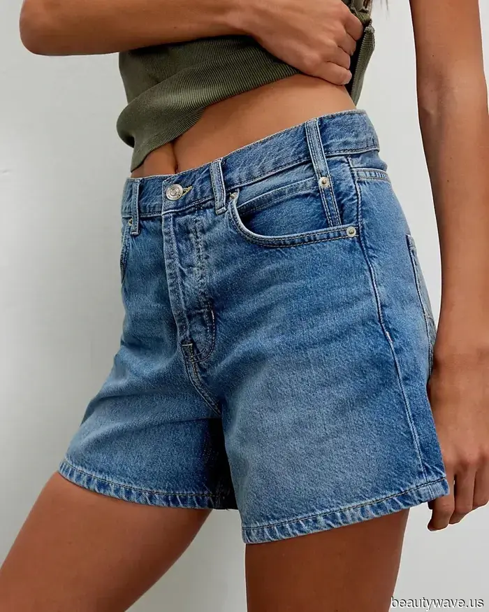 Black flip-flops are always stylish, but these 7 outfits demonstrate that this color is much more fashionable.