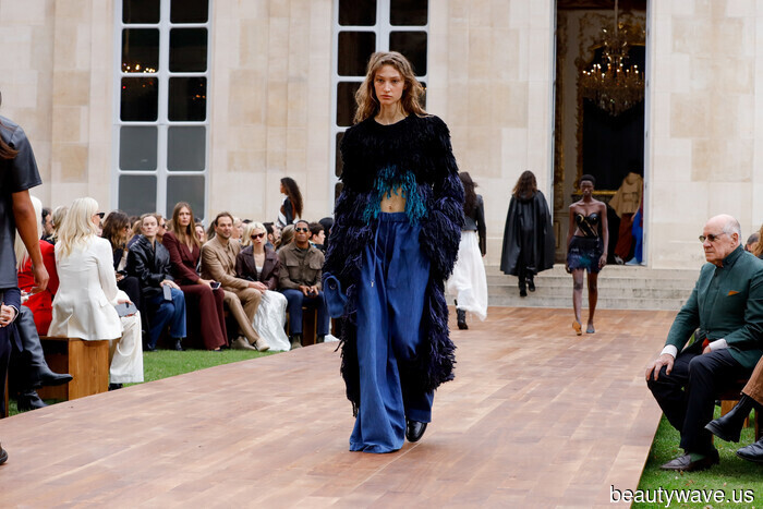 Gen Z and Millennials are in consensus—this previously unfashionable jeans trend is essential for achieving an elegant look with little effort.