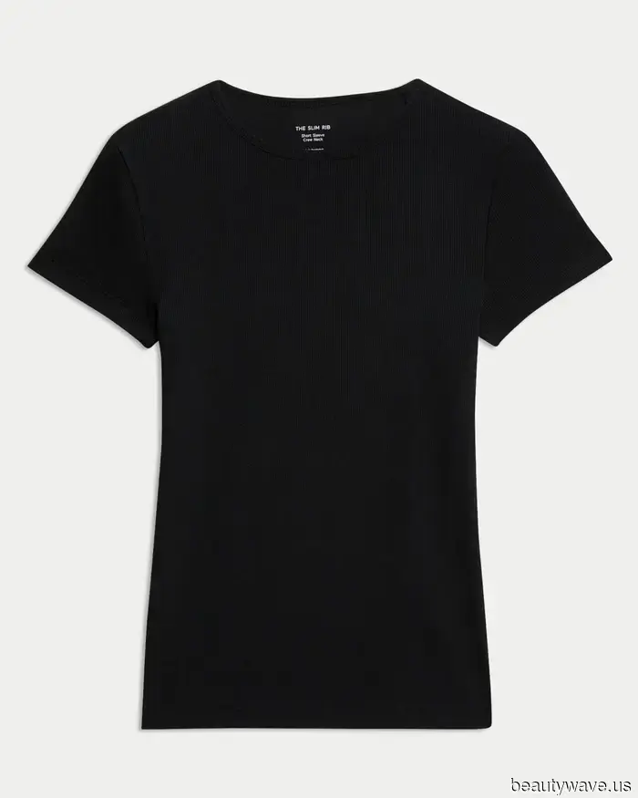 Black flip-flops are always stylish, but these 7 outfits demonstrate that this color is much more fashionable.