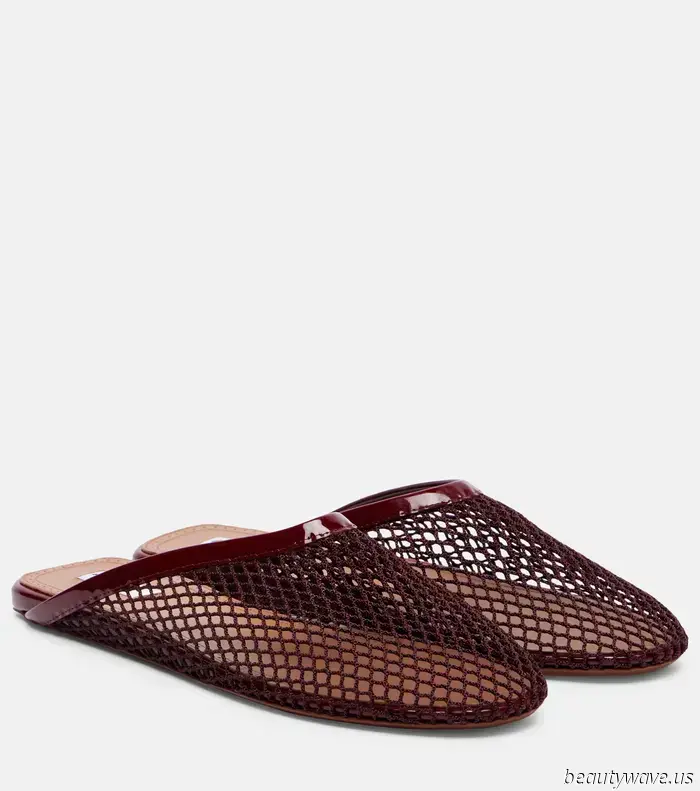 Ya no se necesitan más zapatos planos de malla negra; los diseñadores elegantes los están comprando en este color ahora.