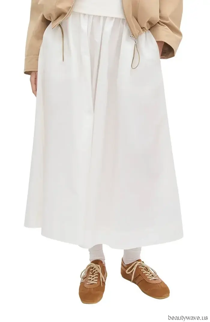 Zendaya non indossa leggings e sneakers in aeroporto&mdash;indossa questa tendenza delle gonne con le ballerine.