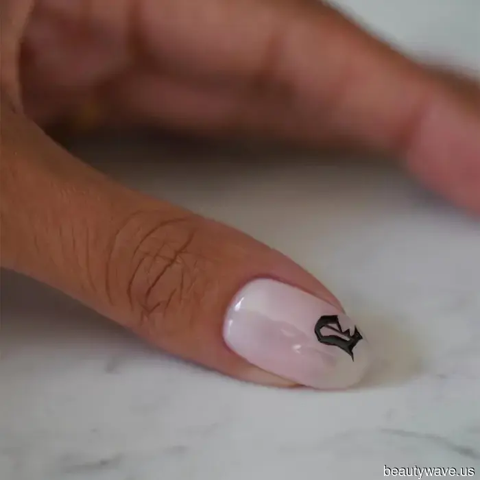 15 Manicures Inspired by Dark Academia That Conjure Images of Dusty Leather Books, Secret Societies, and Plaid Layers