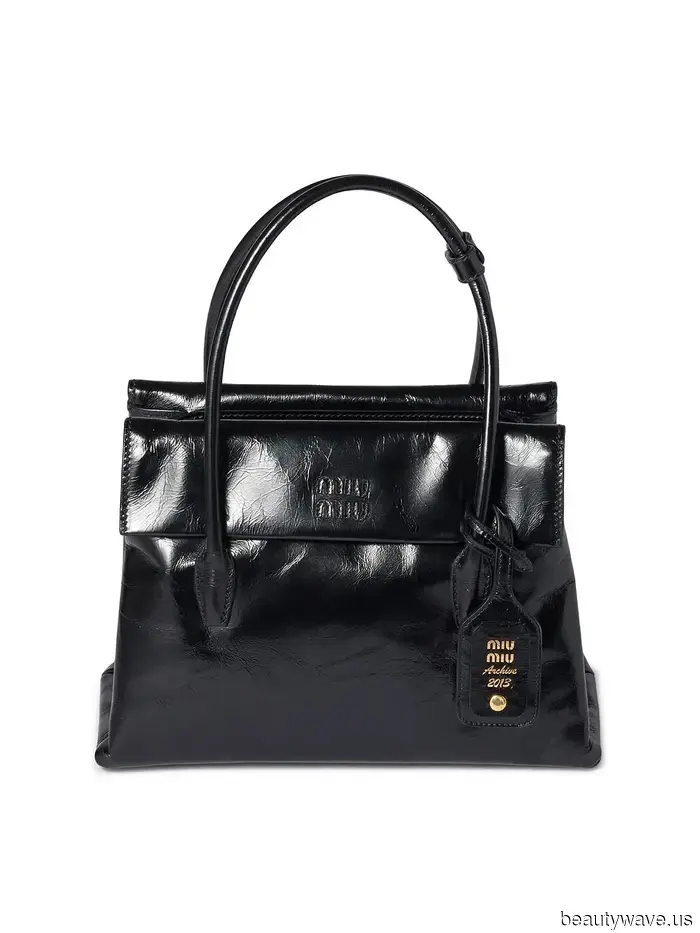 Downtown New York It Girls have made their choice clear: they're constantly sporting Carolyn Bessette Kennedy's preferred bag trend.