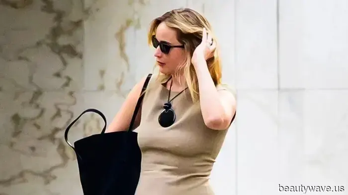 Avvistato a New York: La tendenza del vestito non bianco che le persone di moda indossano senza sosta con le ciabatte