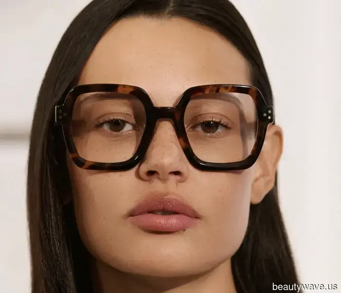 Indeed, blue skinny jeans are making a comeback—here are 7 outfits that give them a modern touch in 2025.