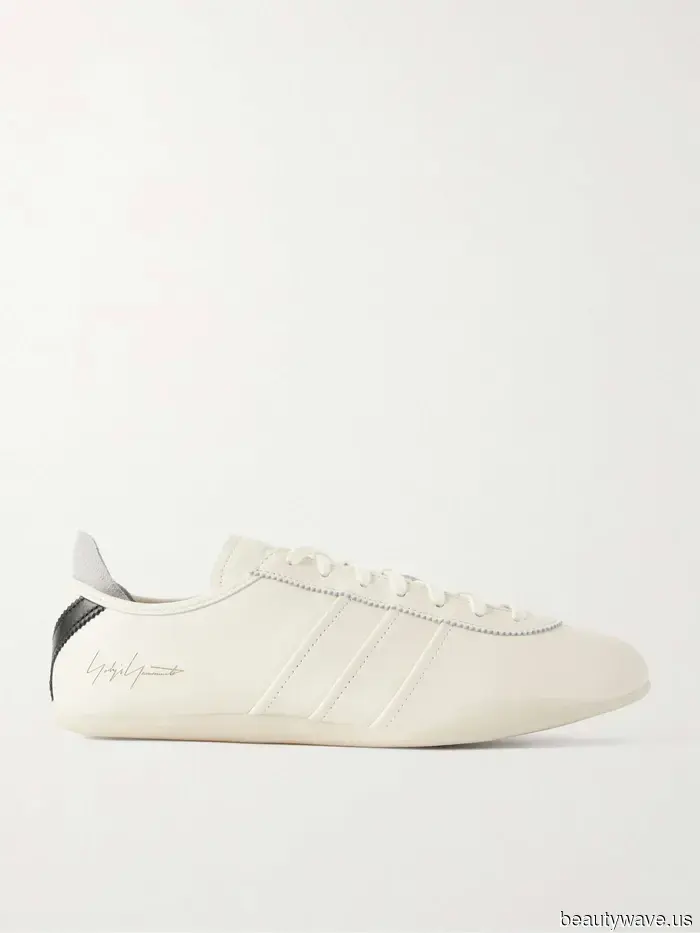 El look de aeropuerto de Pamela Anderson incluye la combinación de zapatos y bolso de chica francesa que realmente recomiendo llevar de viaje.