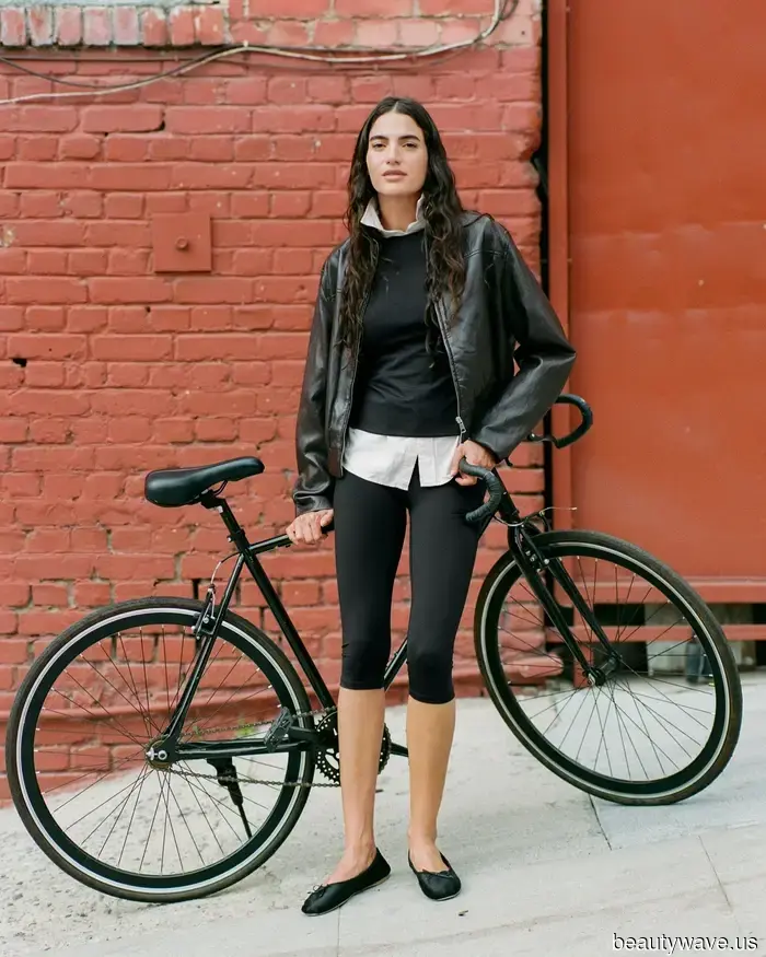This combination of leggings and shoes appears equally sophisticated on those over 60 as it does on young women in their 20s.