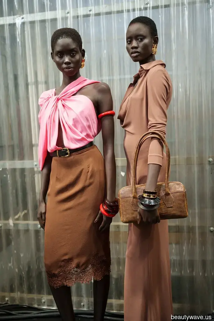 Forget about black totes—fashion experts are embracing these Spring bag color trends for 2026.