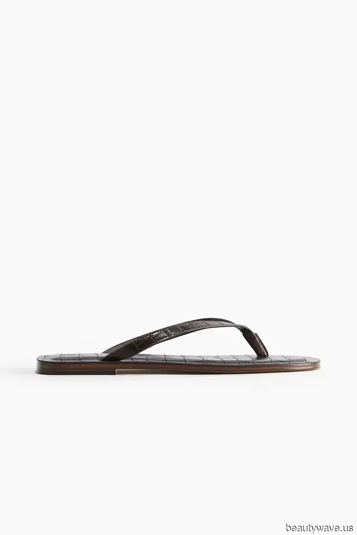 If you plan to wear flat sandals in September, this is the perfect outfit to replicate.