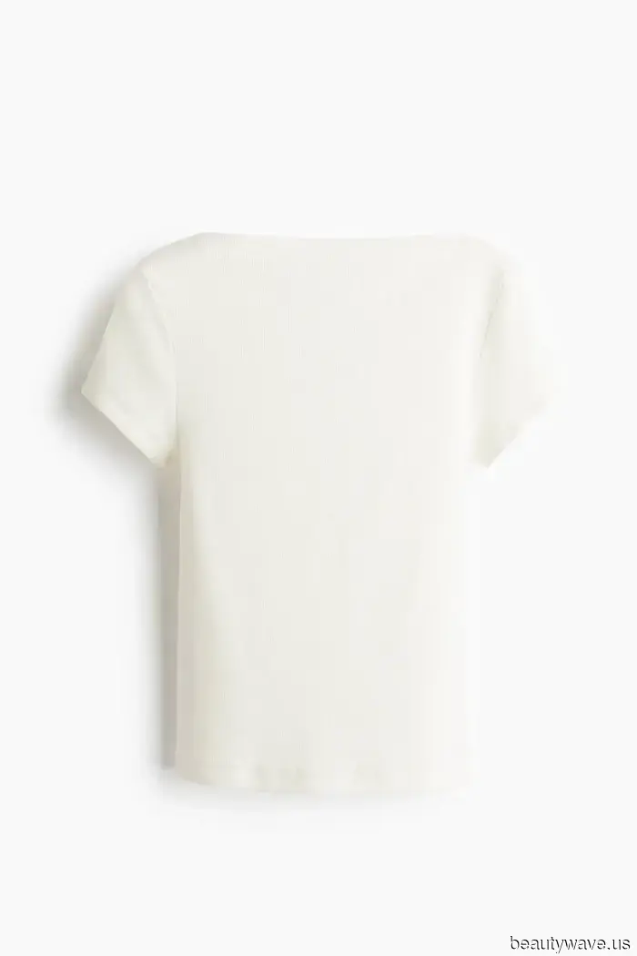 Neither V-Neck nor Crewneck: This T-Shirt Style Is More Sophisticated and Endorsed by Sabrina Carpenter