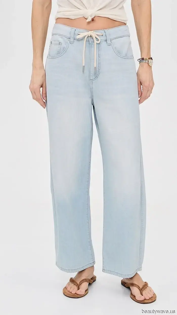 No, it’s not black or brown—this season’s trendiest shoe color to pair with light jeans is something else.