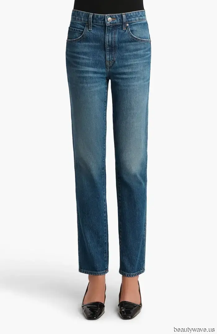 Si estás tratando de vestirte como una mujer francesa este otoño, evita estas tendencias de denim.