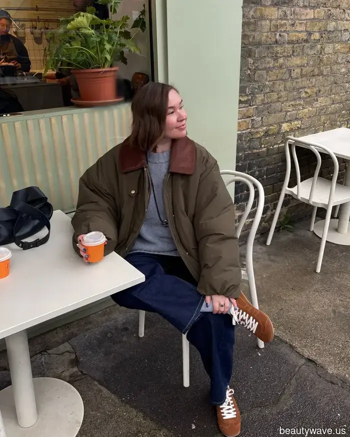 Nicht schmal, nicht weit&mdash;das sind die M&S Jeans, die schicke Frauen den ganzen Frühling über mit Blusen tragen werden.