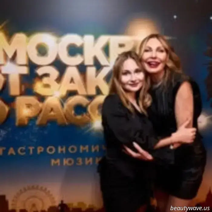 Im Theater „ODEON“ fand die Premiere des neuen mystischen Musicals „Moskau von Sonnenuntergang bis Sonnenaufgang“ statt. „Tagsüber ist die Stadt wie jede andere, und die Menschen sind wie Menschen. Aber der Abend kommt — und plötzlich verändert sich alles…“ Die Welt des Theaters ist eine Welt außergewöhnlicher Metamorphosen, in der Realität und Fiktion so eng miteinander verwoben sind, dass es fast unmöglich ist, das eine vom anderen zu unterscheiden.