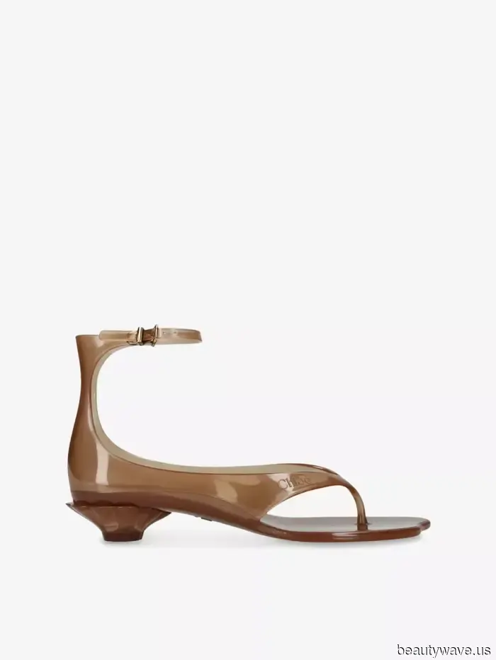 Las personas más elegantes ya están combinando sus jeans con estas 5 tendencias de zapatos de verano.