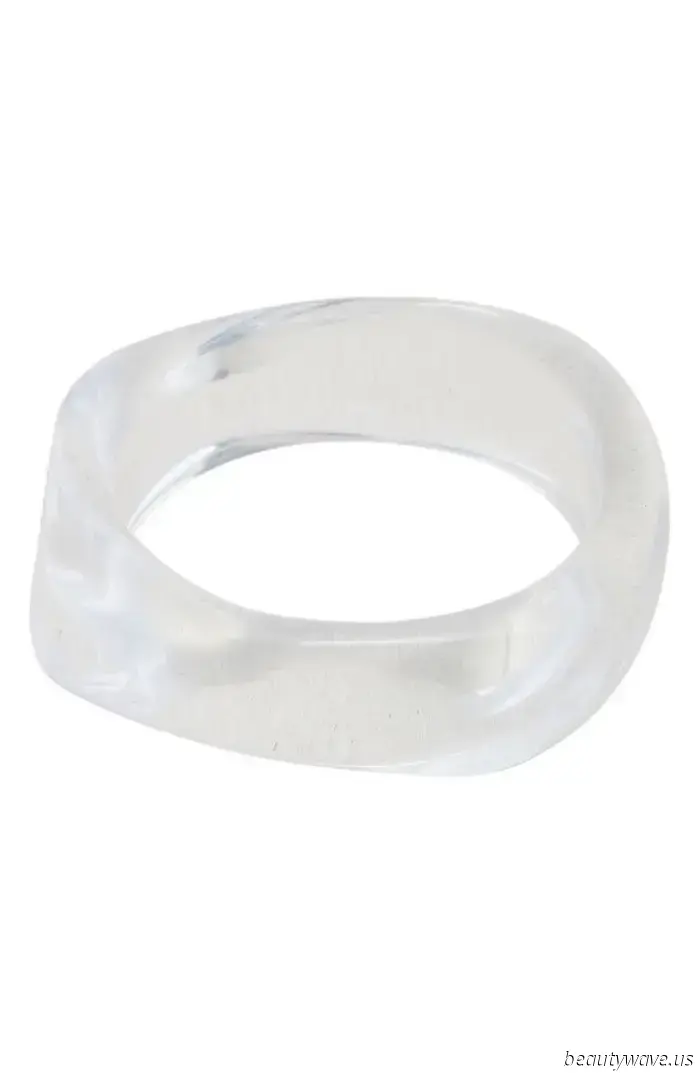Everyone with good taste is sporting this accessory that costs under $10.