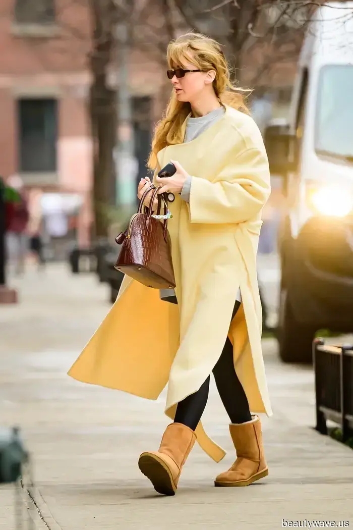 Está aquí: La tendencia de color de primavera 2026 que las chicas it están usando con Uggs altos y leggings negros.