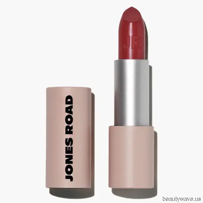 No he vuelto a usar un lápiz labial nude desde que redescubrí este tono nostálgico.